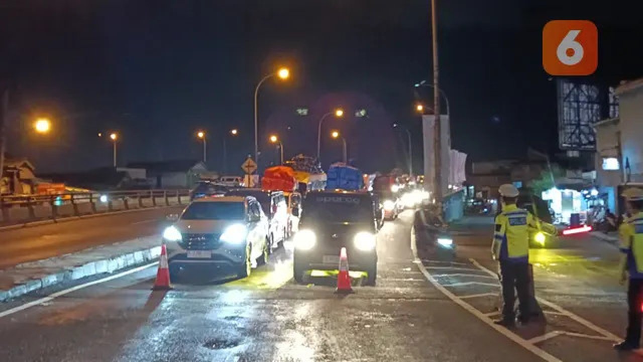 Polisi Buka Tutup Jalan di Cikuasa Atas, Cilegon, Banten. (Jumat, 28/03/2025). (Yandhi Deslatama/Liputan6.com).