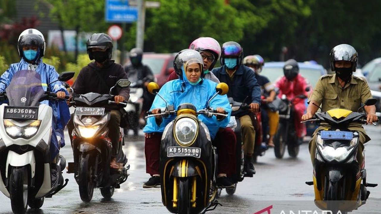 BMKG memprediksi hujan dengan intensitas bervariasi akan terjadi di sebagian besar wilayah Indonesia pada Jumat, disertai potensi hujan petir di beberapa daerah; masyarakat diimbau waspada.