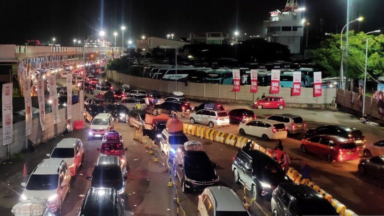 Ribuan pemudik dengan kendaraan roda empat memadati Pelabuhan Merak, Banten, sejak Jumat dini hari, menandai peningkatan signifikan arus mudik Lebaran tahun ini.