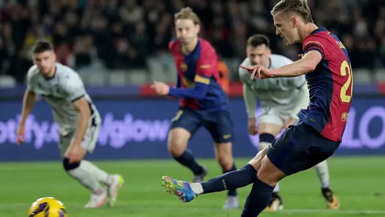 Penyerang Barcelona, Dani Olmo, melakukan eksekusi penalti ketika menghadapi Osasuna di Estadi Olimpic Lluis Companys, Jumat (28/3/2025) dini hari WIB. (LLUIS GENE / AFP)