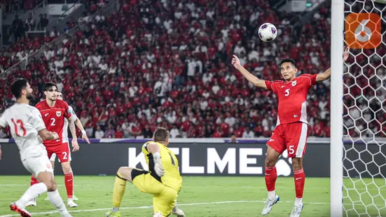 Pemain Timnas Indonesia, Rizky Ridho (kanan) melakukan penyelamatan dengan membuang bola saat laga lanjutan putaran ketiga Kualifikasi Piala Dunia 2026 melawan Bahrain di Stadion Utama Gelora