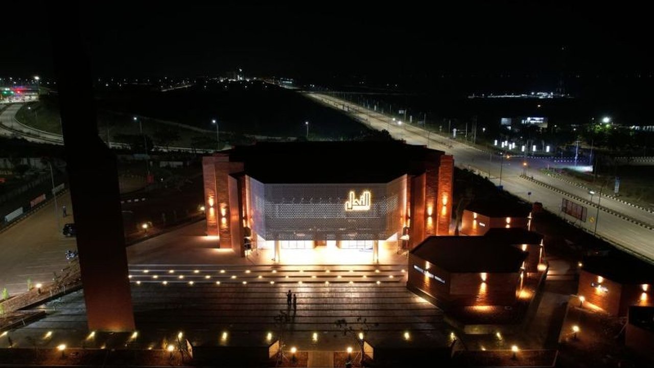 KEK Industropolis Batang menyediakan fasilitas istirahat berupa Masjid An-Nahl di KM 371 Tol Trans Jawa untuk para pemudik, menawarkan kenyamanan dan ketenangan di tengah perjalanan panjang.