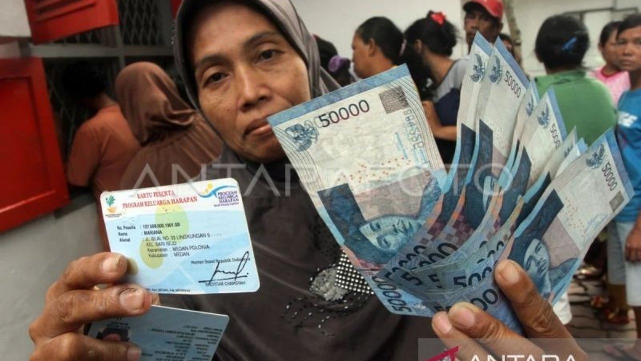 Program Keluarga Harapan (PKH) 2025 diharapkan menjadi solusi bagi 10 juta keluarga miskin di Indonesia untuk mengakses pendidikan, kesehatan, dan kesejahteraan, namun kendala data masih menjadi tantangan.