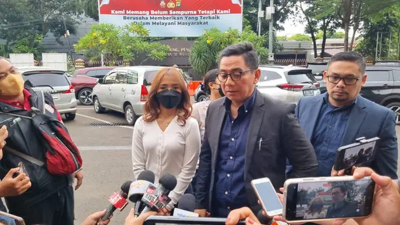 Fuji dan Sandy Arifin di Polres Metro Jakarta Selatan, Kamis (27/3/2025).