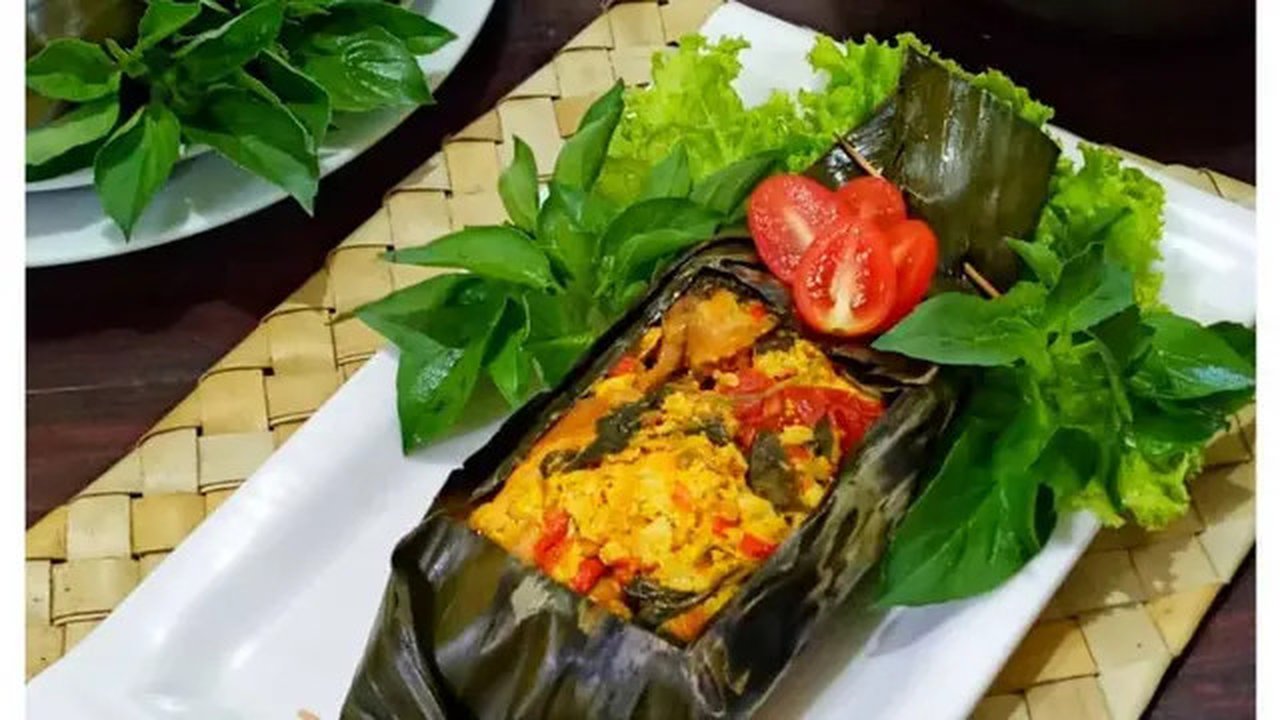 Sepiring pepes ayam tahu daun kemangi. (Liputan6.com/IG/rykamegah)