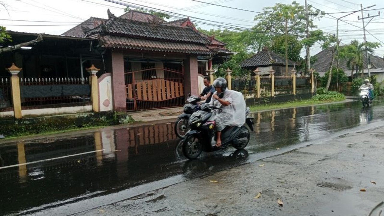 BMKG memprakirakan hujan sedang hingga lebat akan melanda NTB selama perayaan Nyepi dan arus mudik Lebaran 2025, berpotensi menimbulkan bencana hidrometeorologi.
