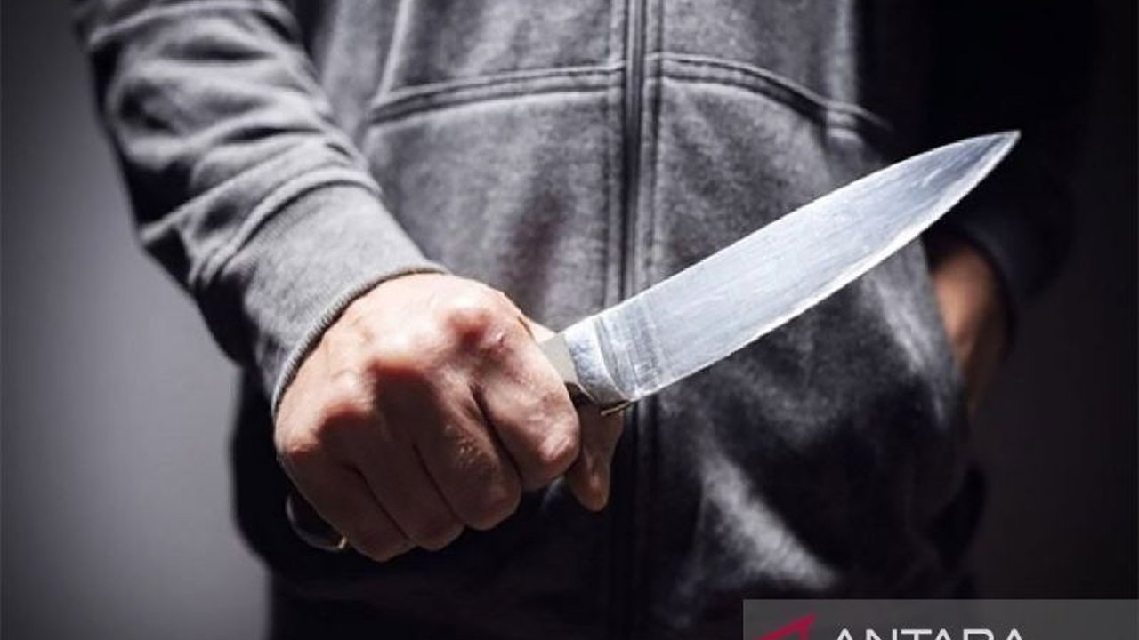 Sebuah insiden penikaman di pusat kota Amsterdam melukai lima orang, termasuk warga negara Amerika Serikat dan Belgia; pelaku telah ditangkap, namun motifnya masih belum diketahui.