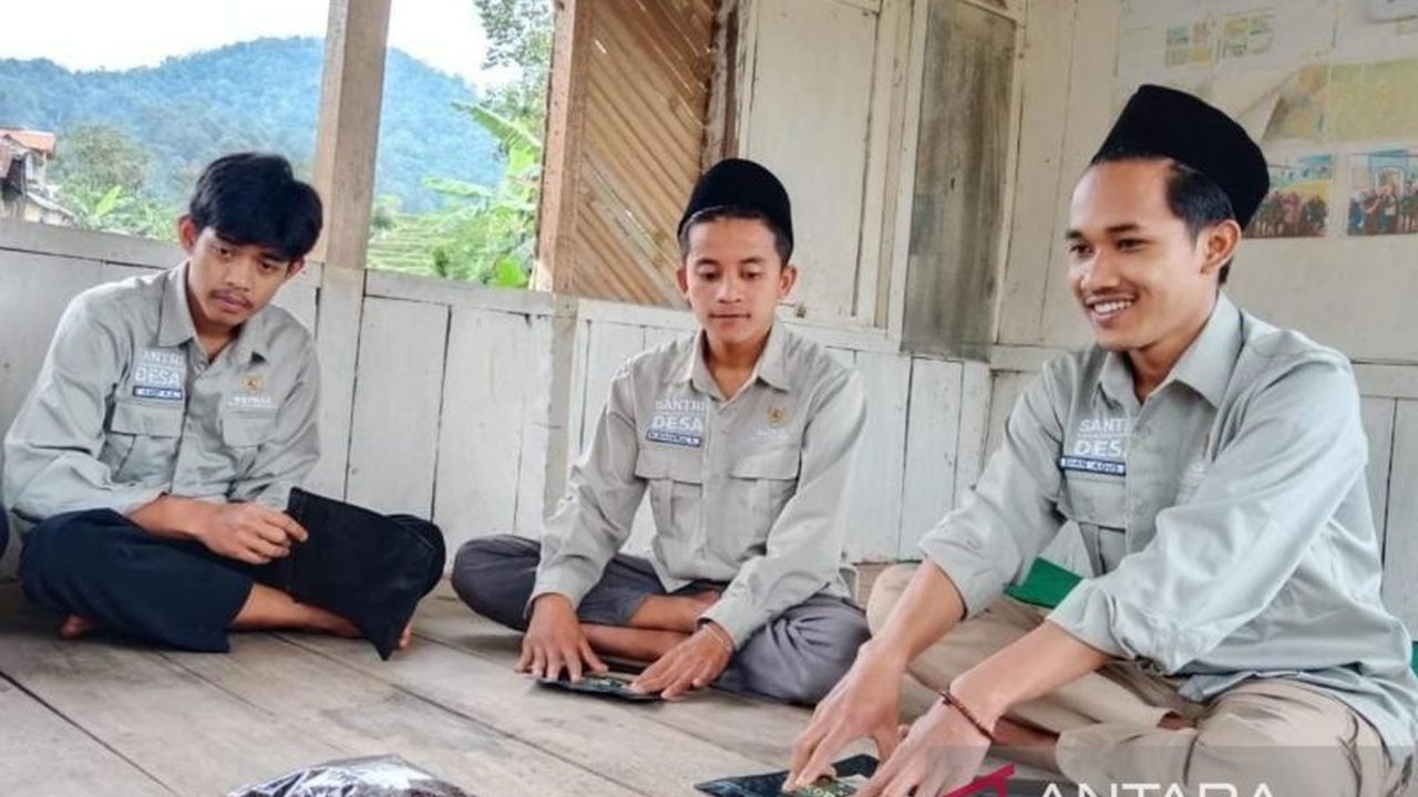 Program Santri Memberdayakan Desa oleh Baznas RI memberdayakan 60 santri dalam pertanian dan peternakan untuk menciptakan ekonomi desa yang berkelanjutan di 12 kabupaten di Jawa dan Sumatera.