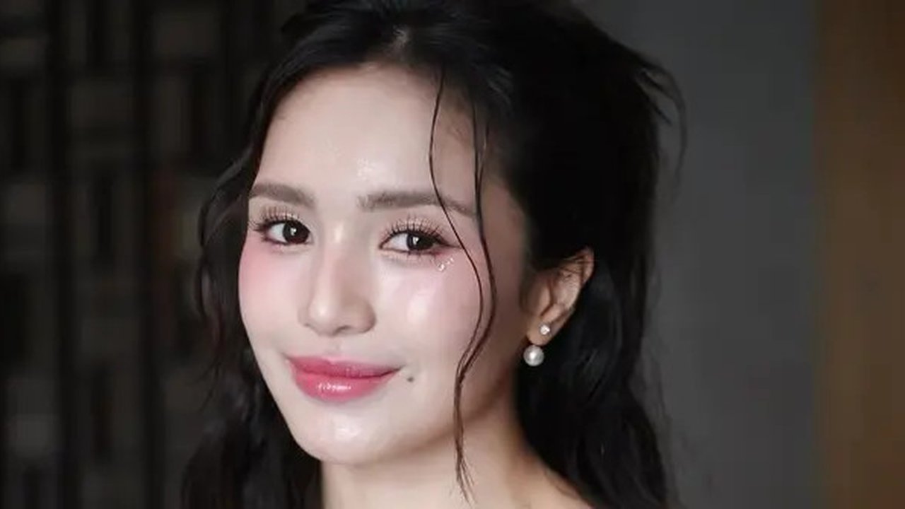 Lihat di sini detail makeup look Beby Tsabina yang bak Idol K-Pop. [@bebytsabina].