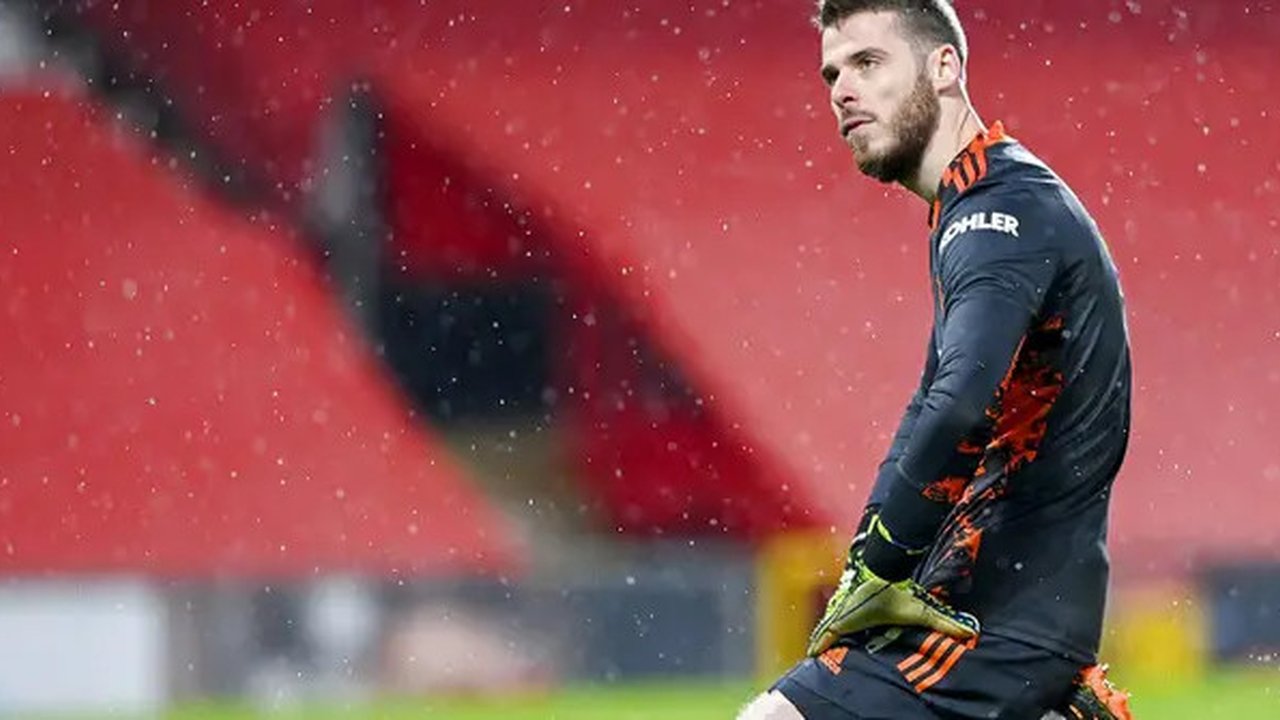 Kiper Manchester United, David de Gea, tampak lesu usai ditaklukkan Sheffield United pada laga Liga Inggris di Stadion Old Trafford,  Kamis (28/1/2021). MU takluk dengan  skor 1-2. (AP/Lauren