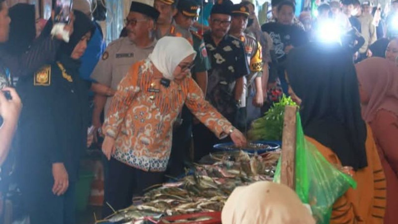 Bupati Mamuju meminta ASN untuk berbelanja di pasar tradisional guna meningkatkan perekonomian pedagang kecil menjelang Idul Fitri, kebijakan ini mendapat dukungan dari pedagang.
