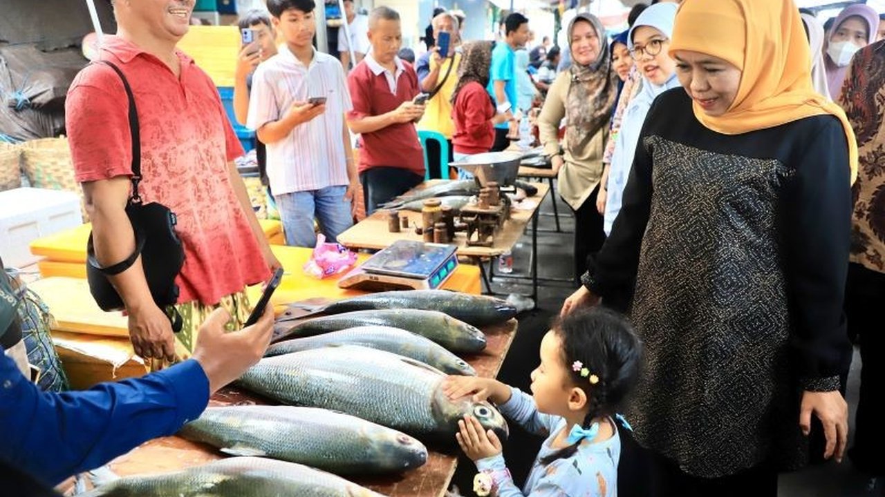 Gubernur Jawa Timur, Khofifah Indar Parawansa, memperkenalkan tradisi unik Pasar Bandeng Gresik yang khas saat Lebaran kepada cucunya, Aisyah Nabila, sekaligus melestarikan budaya lokal Jawa Timur.