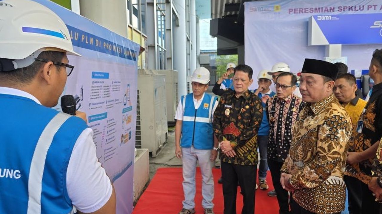 PLN UID Lampung resmikan Stasiun Pengisian Kendaraan Listrik Umum (SPKLU) di Pelabuhan Bakauheni untuk mendukung transisi energi bersih dan kelancaran arus mudik Lebaran 2025.