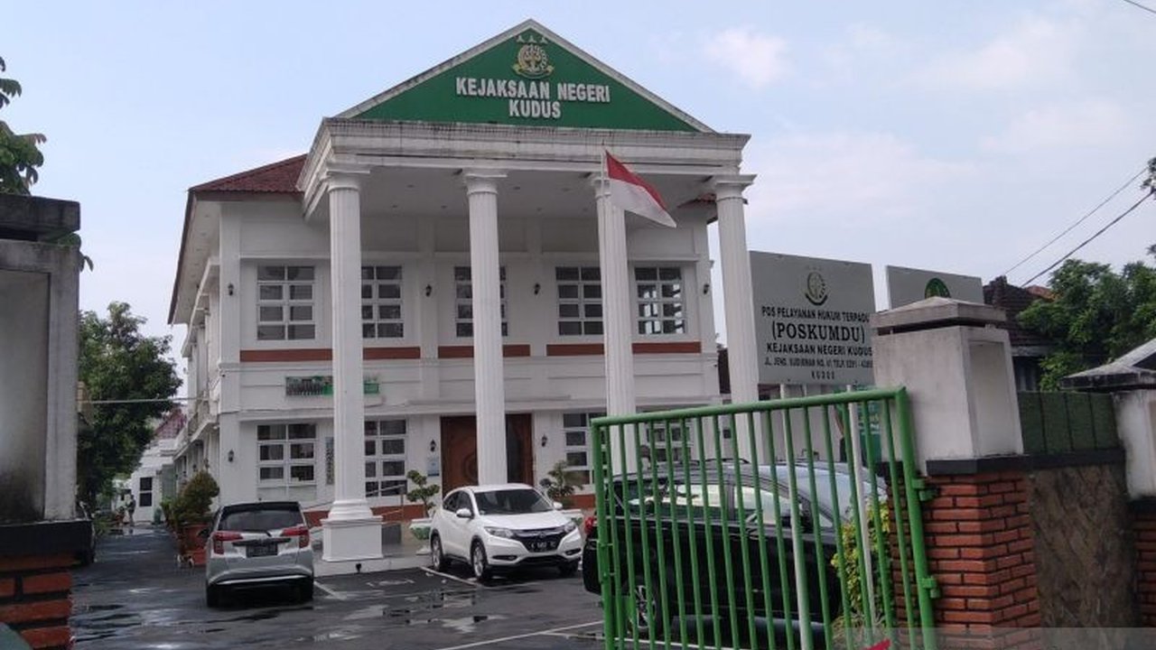 Kejaksaan Negeri Kudus segera melimpahkan berkas empat tersangka kasus korupsi pembangunan Sentra Industri Hasil Tembakau (SIHT) senilai Rp9,16 miliar ke Pengadilan Tipikor Semarang pada 8 April 2025 mendatang.