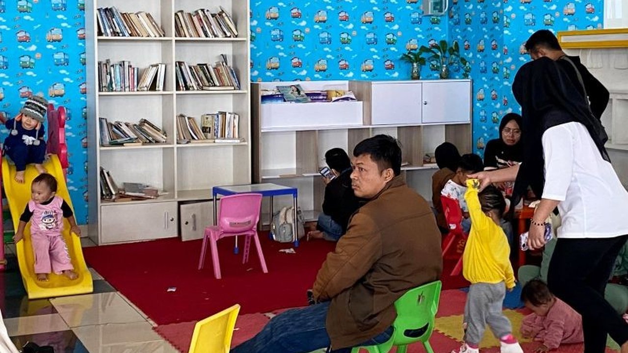 Kementerian Pendidikan Dasar dan Menengah membagikan 20.000 buku gratis di berbagai titik keberangkatan mudik Jakarta, dinilai efektif tingkatkan literasi anak.