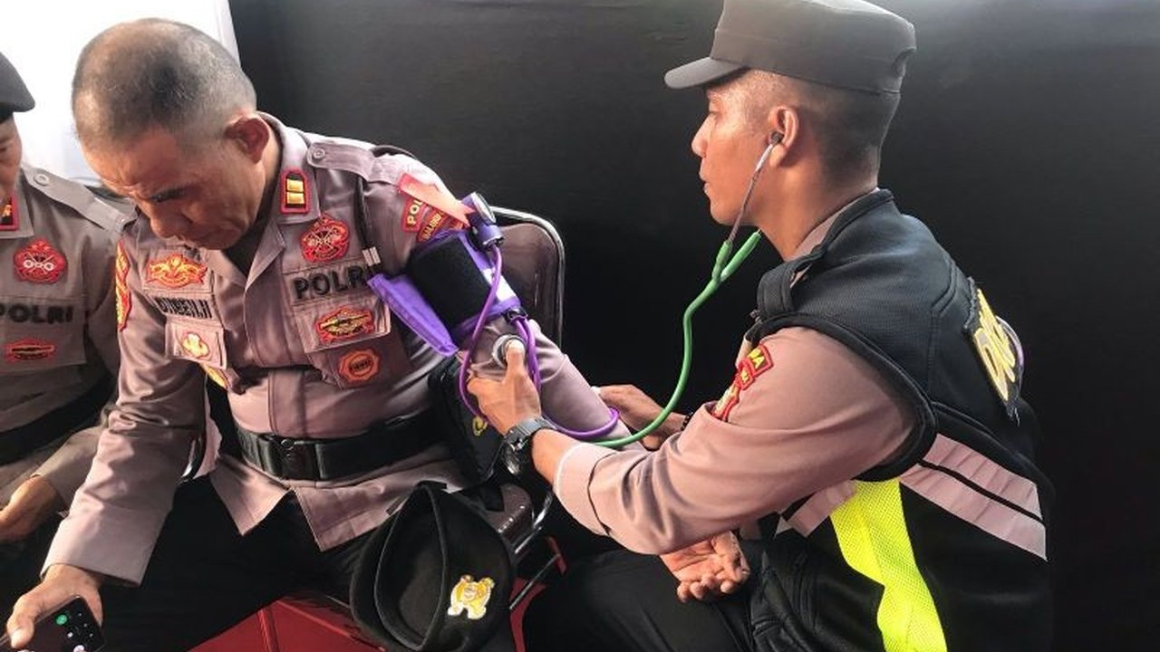 Polda Maluku Utara menggelar pemeriksaan kesehatan untuk personel Operasi Ketupat Kie Raha 2025 guna memastikan kondisi prima dalam mengamankan arus mudik Lebaran 2025.