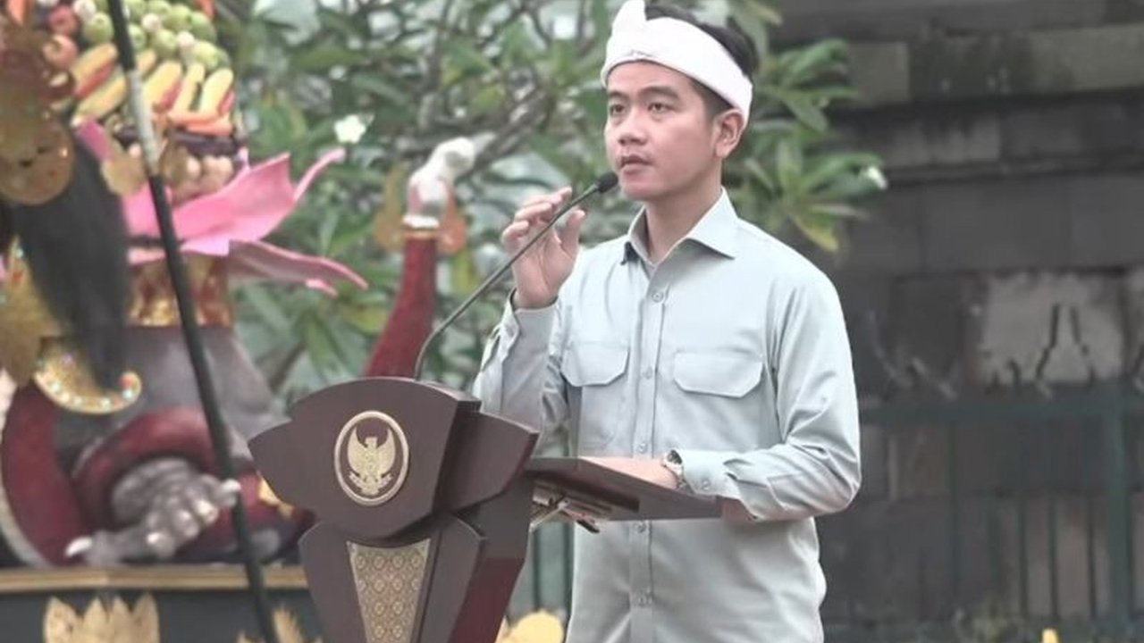 Wakil Presiden Gibran Rakabuming Raka menghadiri Tawur Agung Kesanga 2025 di Candi Prambanan dan menekankan pentingnya menjaga kebersihan dan ketertiban bagi wisatawan, serta pelestarian situs bersejarah tersebut.