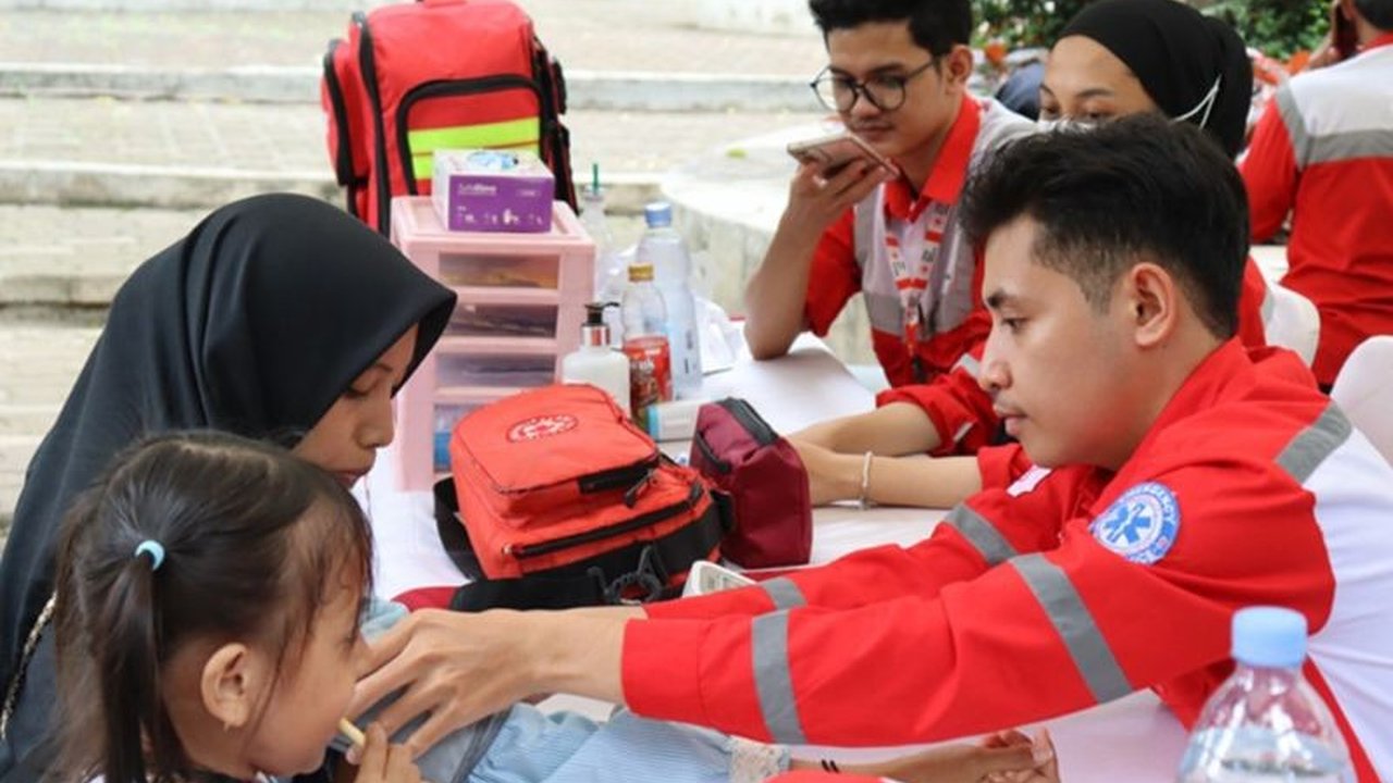 Selama libur Lebaran 1446 H, 83 personel PMI Jakarta Selatan siaga di berbagai lokasi untuk memeriksa kesehatan pemudik dan wisatawan, memastikan perjalanan aman dan nyaman.