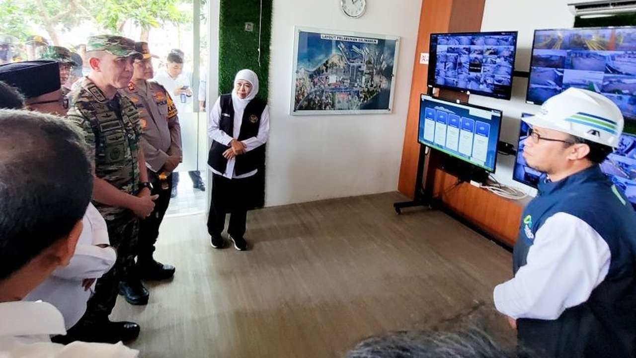 Gubernur Khofifah, Kapolda Irjen Nanang, dan Pangdam Mayjen Rudy memantau langsung arus mudik Lebaran di Pelabuhan Ketapang, Banyuwangi, memastikan kesiapan pengamanan dan pelayanan.