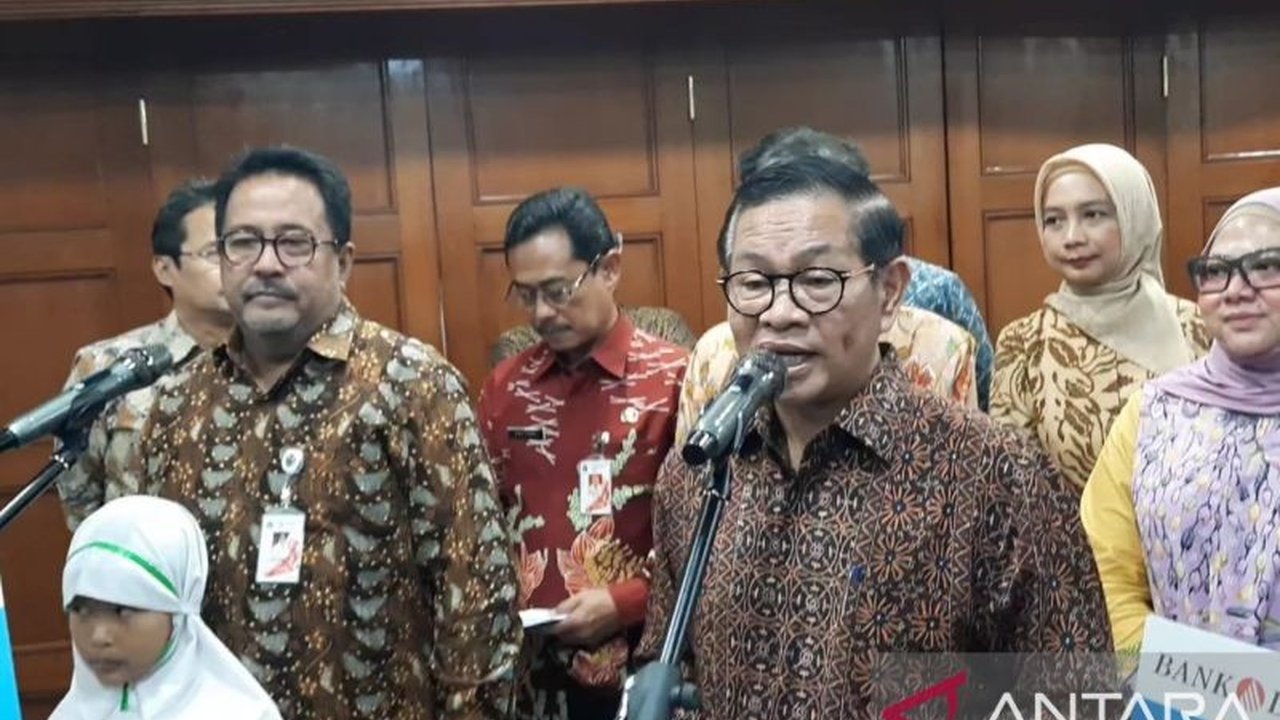 Gubernur dan Wakil Gubernur DKI Jakarta, Pramono Anung dan Rano Karno, menunaikan Shalat Idul Fitri 1446 H di Masjid Fatahillah, Balaikota, menandai shalat Id pertama mereka sejak menjabat.