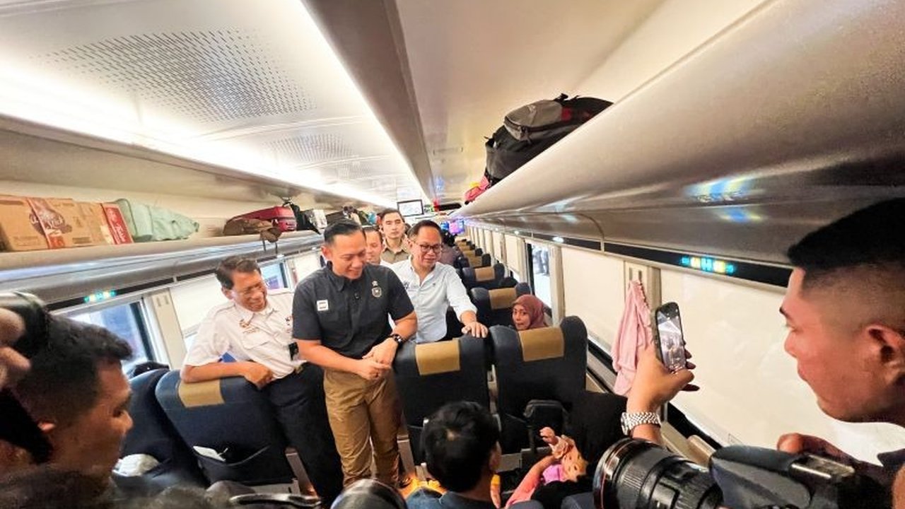 AHY, Wamen BUMN, dan Dirut KAI Sapa Pemudik di Stasiun Pasar Senen