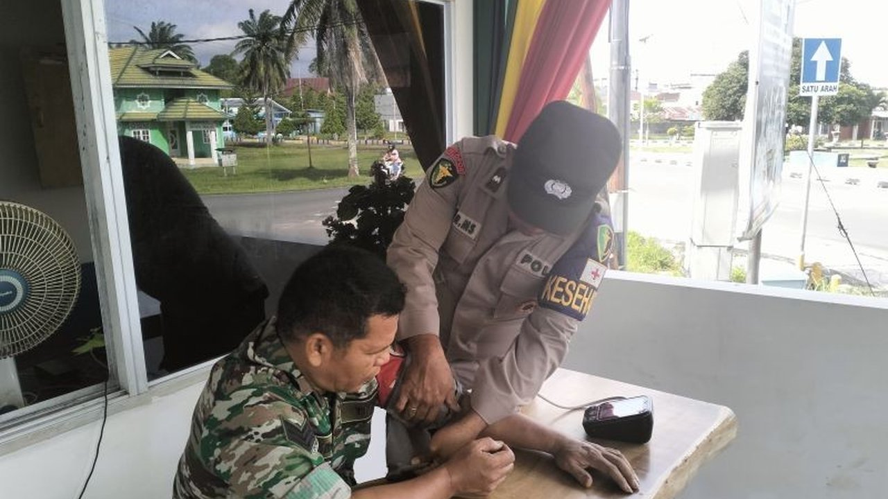 Tim Dokkes Polres Lingga memastikan kesehatan personel gabungan yang mengamankan Idul Fitri 1446 H di Kabupaten Lingga tetap prima selama Operasi Ketupat Seligi 2025.