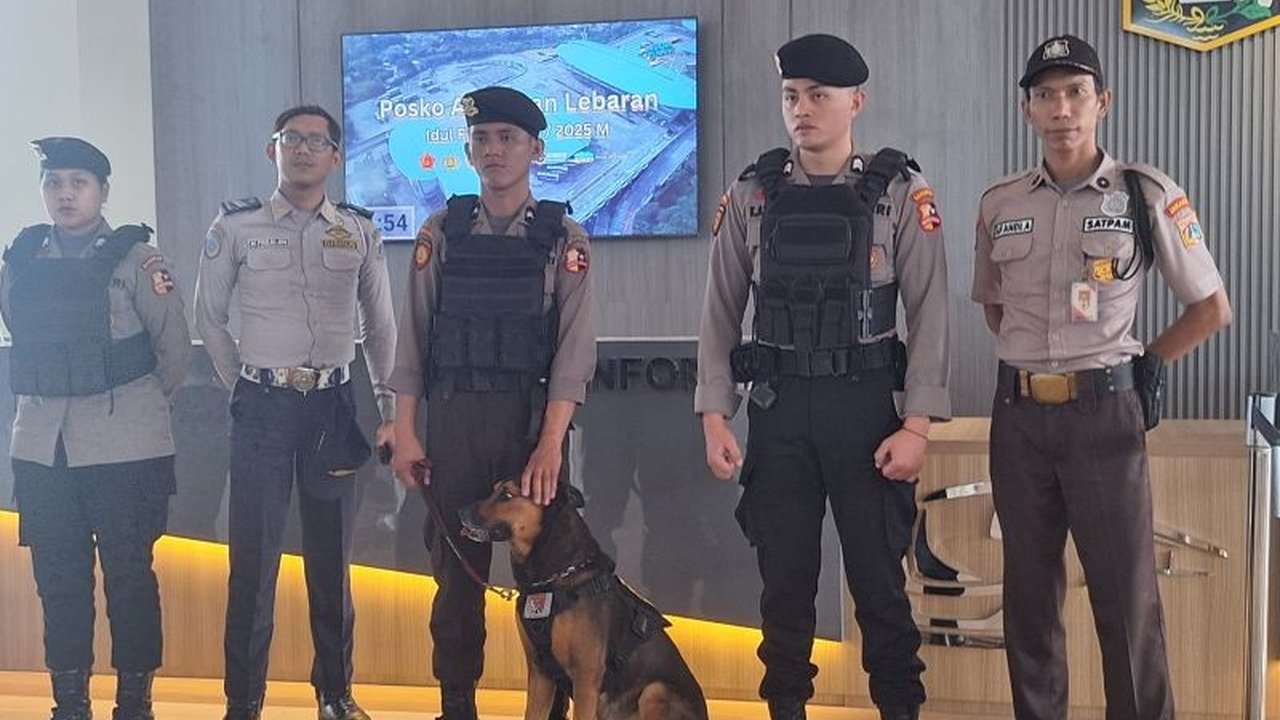 Satgas Preventif Polri kerahkan anjing pelacak K-9 di Terminal Pulo Gebang untuk deteksi benda terlarang dan berikan rasa aman selama arus mudik Lebaran 2025.