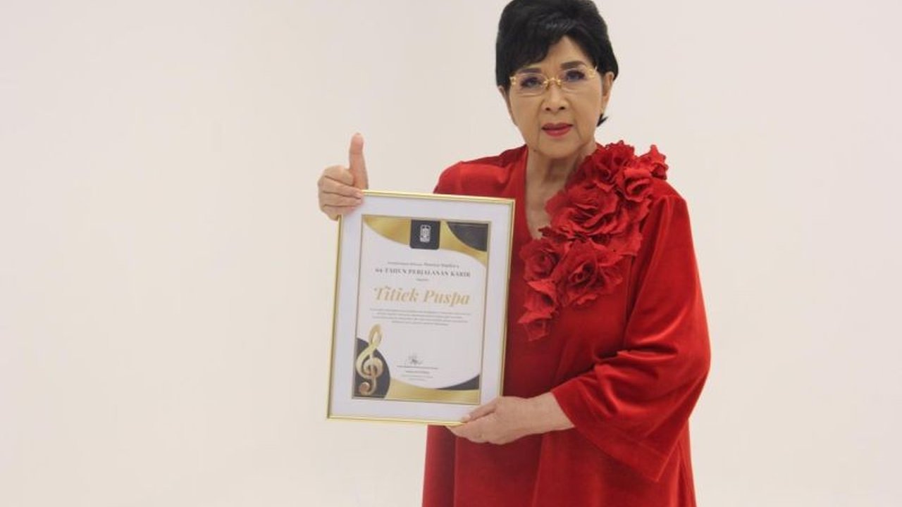 Kondisi kesehatan penyanyi legendaris Titiek Puspa berangsur membaik setelah menjalani perawatan intensif di rumah sakit, meskipun detail rumah sakit dan penyakitnya belum diungkapkan.