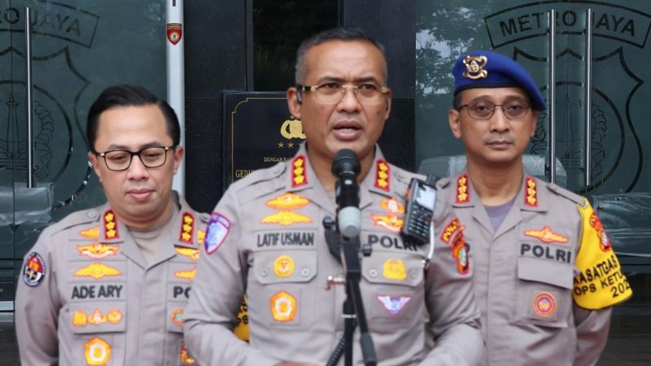 Kepadatan lalu lintas di Tol Jakarta-Cikampek arah timur membuat polisi menerapkan sistem lawan arah (contraflow) untuk mengurai kemacetan arus mudik.