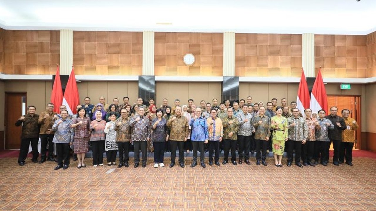 Bank Indonesia (BI) dan Otoritas Jasa Keuangan (OJK) berkomitmen menjaga stabilitas ekonomi dan sektor keuangan Indonesia di tengah ketidakpastian global, melalui berbagai strategi sinergi kebijakan.