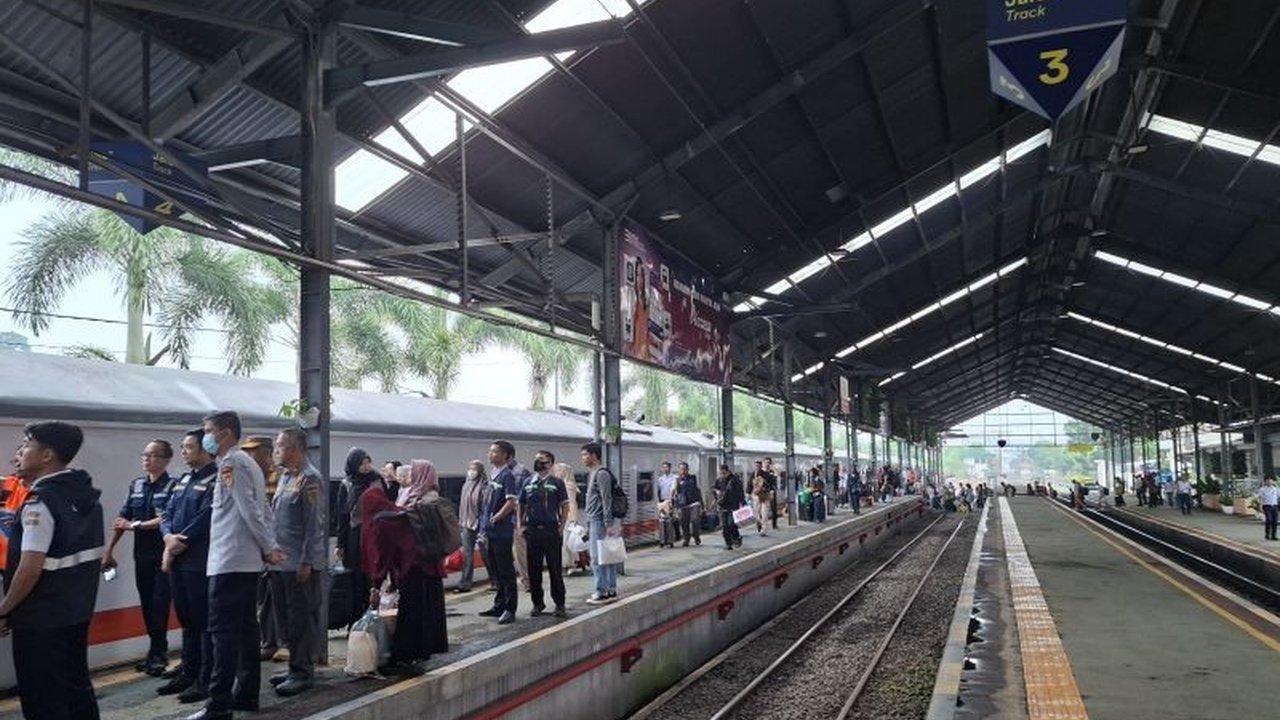 Dinas Perhubungan Provinsi Lampung memastikan simpul transportasi di daerahnya siap melayani puncak arus mudik Lebaran 2025 yang diperkirakan terjadi pada 27-28 Maret, dengan berbagai fasilitas tambahan seperti kereta api dan penerbangan ekstra.