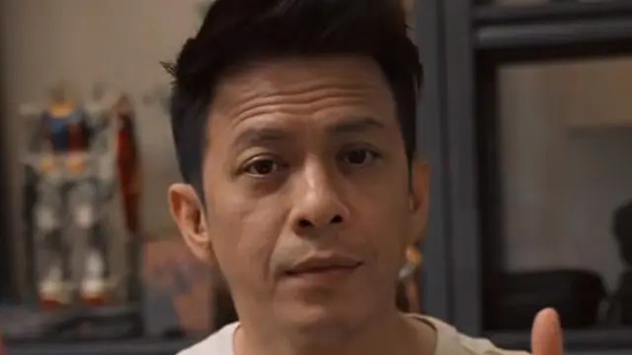 Ini dia potret Ariel Noah pamer gaya rambut baru. Lewat keterangannya Ariel mengaku berniat memanjangkan rambutnya, namun ia akhirnya memilih punya rambut pendek agar lebih mudah perawatan. (