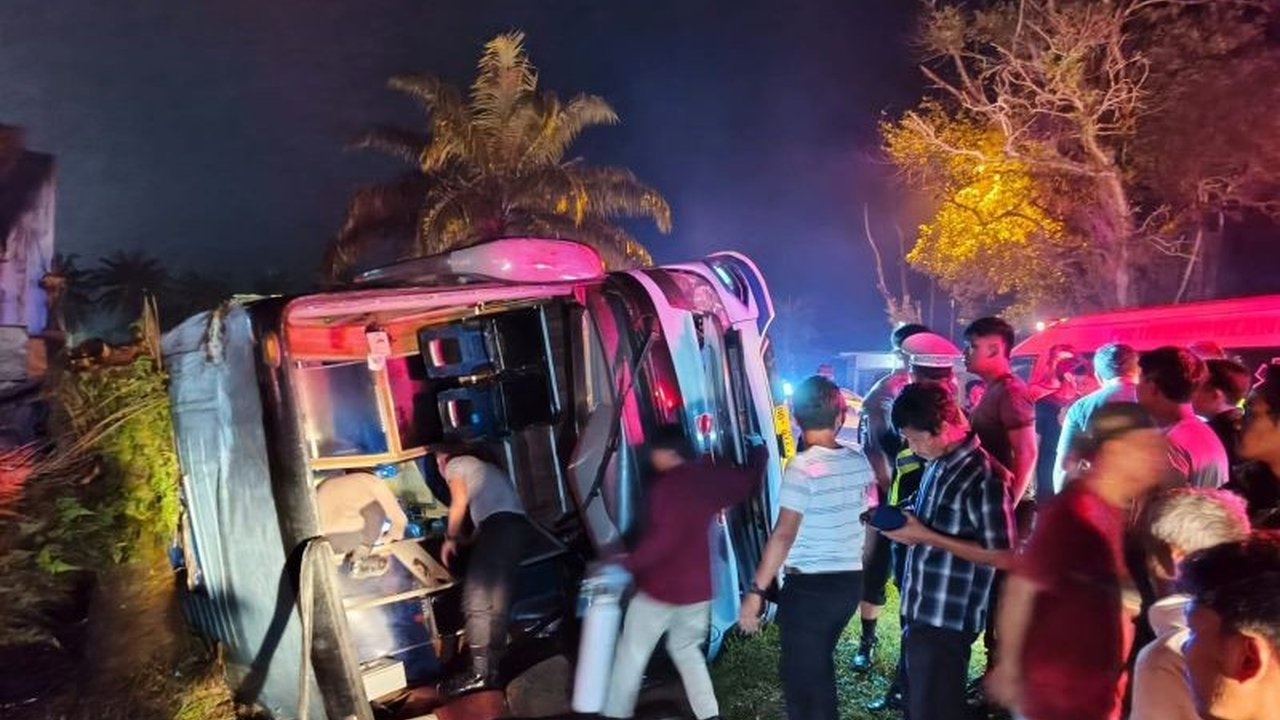 Kecelakaan tunggal bus di Jalan Lintas Muara Bulian, Batanghari, Jambi, menewaskan dua orang dan melukai 26 penumpang lainnya; diduga sopir mengantuk.