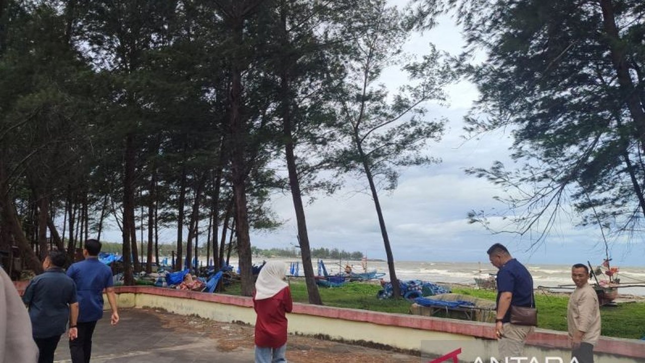 Pemerintah Kota Bengkulu melarang wisatawan mandi di Pantai Panjang selama libur Idul Fitri 1446 H karena gelombang tinggi dan kondisi pantai yang berbahaya, demi keselamatan pengunjung.