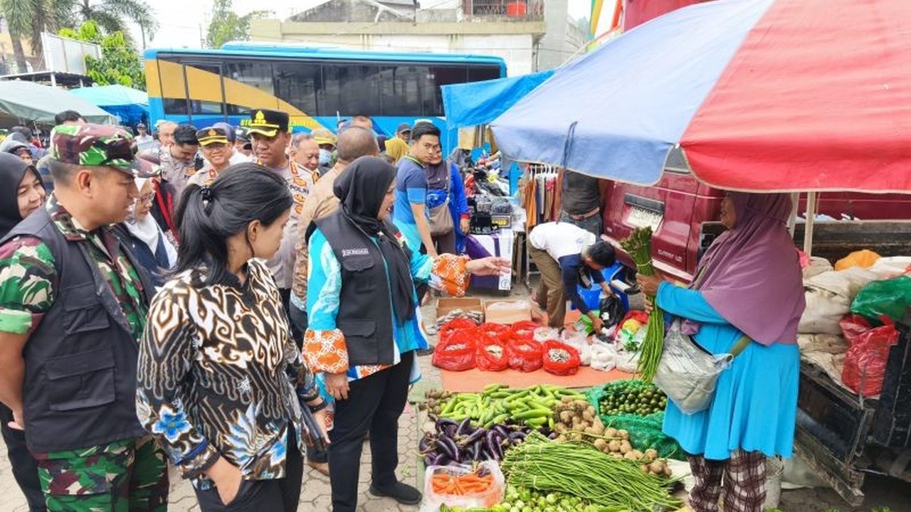 Pemkot Bandarlampung memastikan stok bahan pokok seperti beras, daging, dan cabai aman jelang Lebaran 2025, meskipun ada beberapa komoditi yang mengalami kenaikan harga.