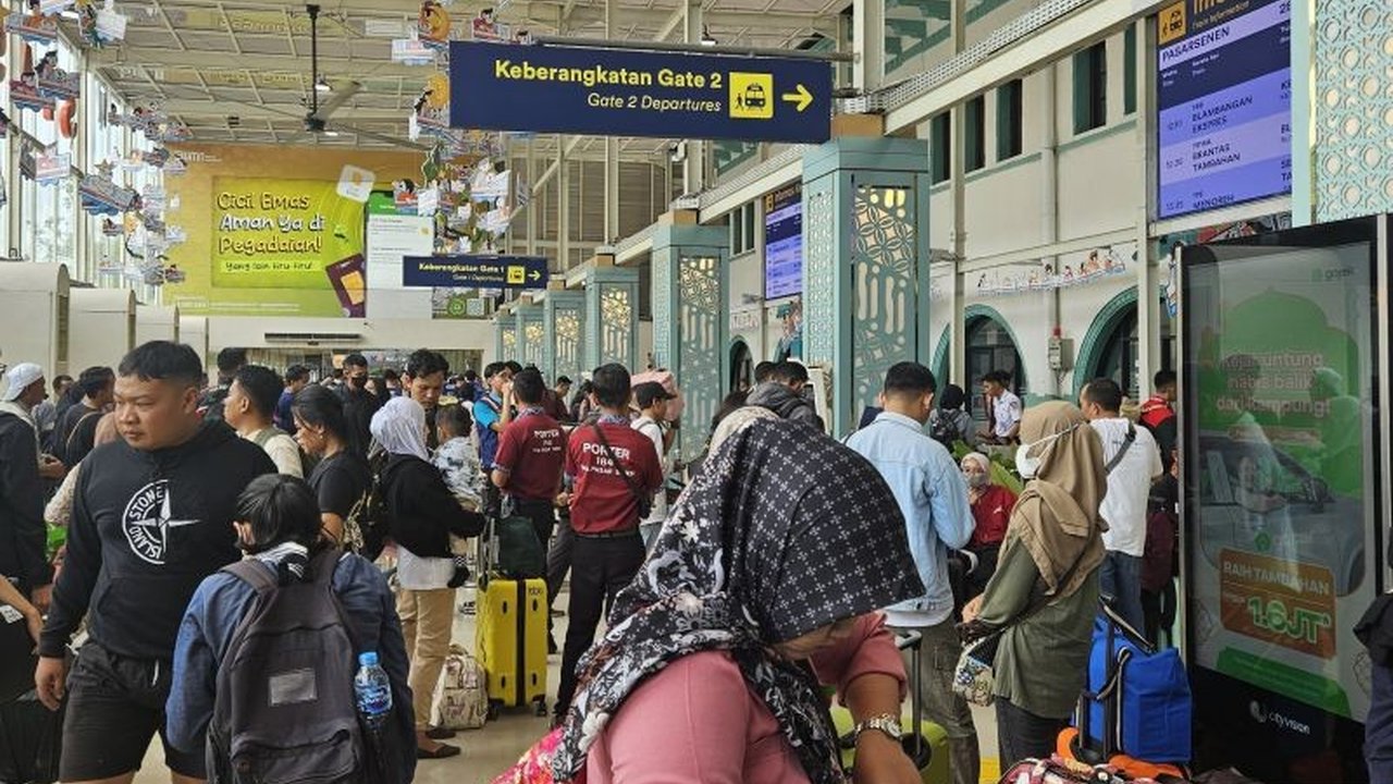 Lonjakan penumpang di Stasiun Pasar Senen mencapai 108 persen pada H-3 Lebaran 2025, didorong tingginya permintaan perjalanan kereta api jarak jauh terutama ke Yogyakarta, Surabaya, dan Semarang.