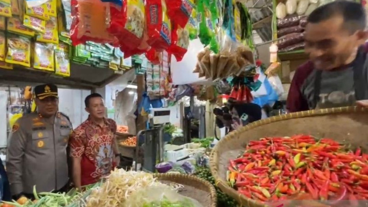 Satgas Pangan Kabupaten Tasikmalaya memastikan ketersediaan bahan pokok aman dan harga relatif stabil menjelang Lebaran, meskipun ada beberapa komoditas yang mengalami kenaikan harga.
