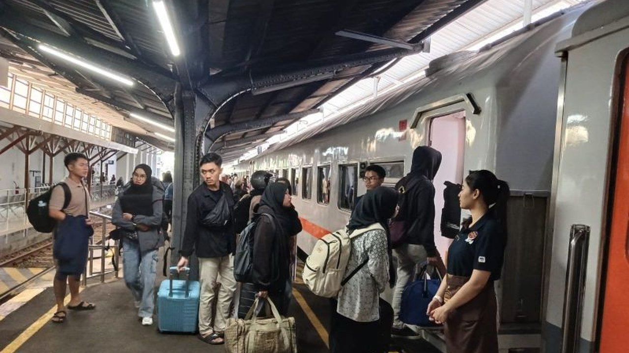 Puncak arus mudik Lebaran 2025 di Daop 9 Jember, Jawa Timur, diprediksi terjadi hari ini, dengan lonjakan penumpang yang signifikan di berbagai stasiun.