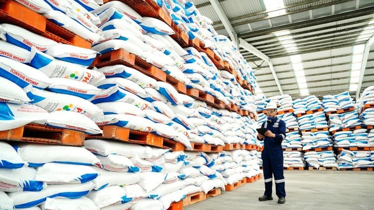 PT Petrokimia Gresik menjamin distribusi pupuk subsidi tetap lancar selama Lebaran 2025, meskipun ada pembatasan operasional kendaraan, demi mendukung swasembada pangan nasional.
