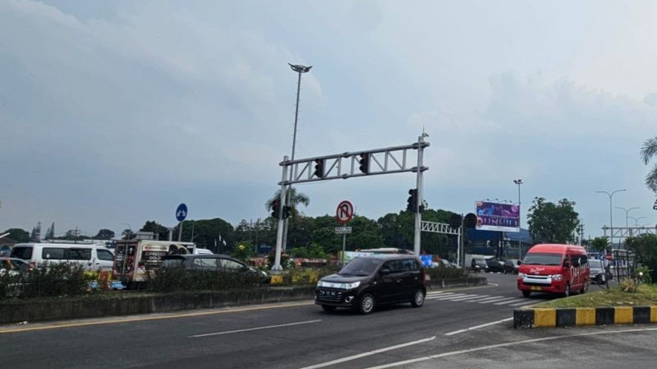 Volume kendaraan di tiga gerbang tol Malang pada H-3 Lebaran terpantau landai, namun peningkatan diprediksi terjadi pada H-2 Lebaran.