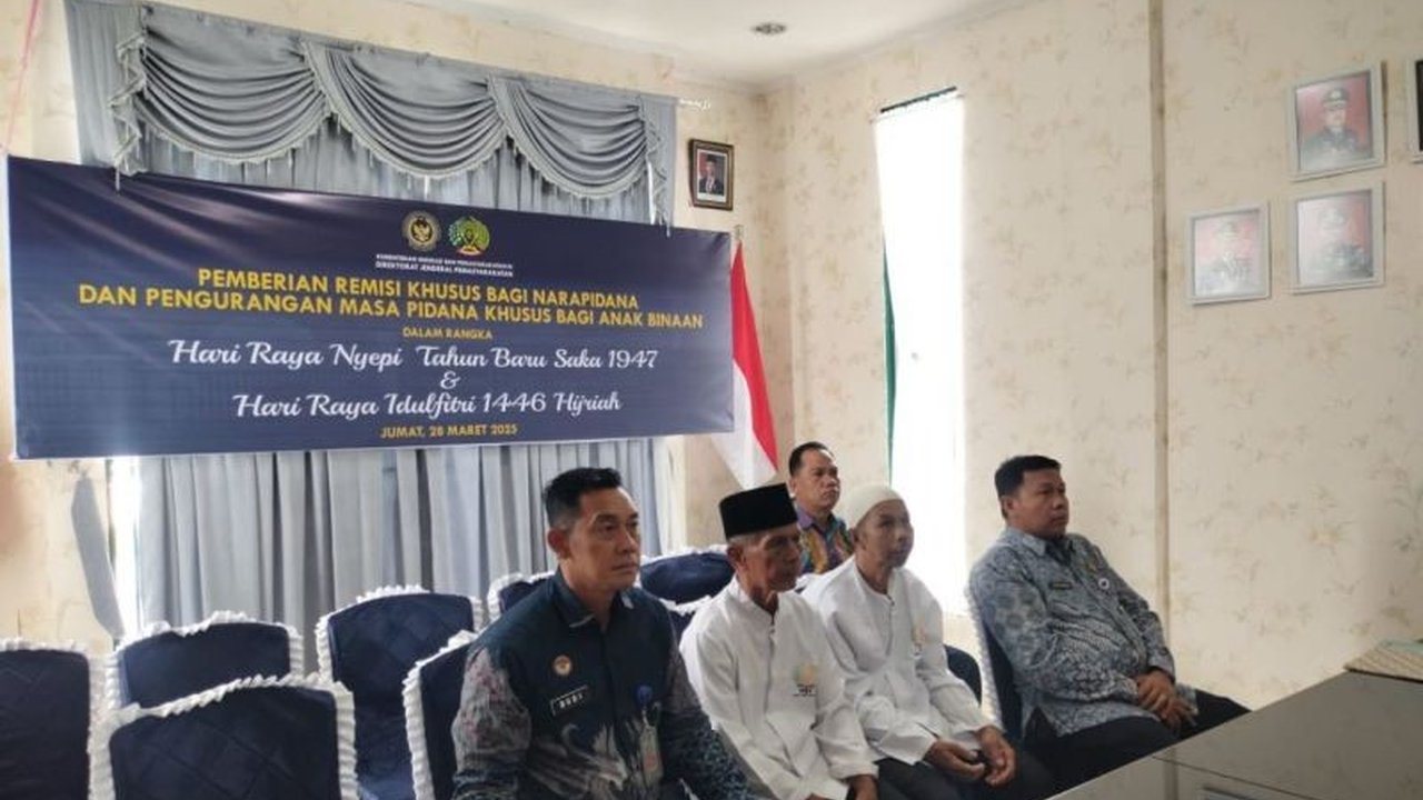 Sebanyak 346 warga binaan Lapas Lubuk Basung, Agam, Sumatera Barat, menerima remisi Idul Fitri 1446 H, dengan pengurangan masa pidana bervariasi.