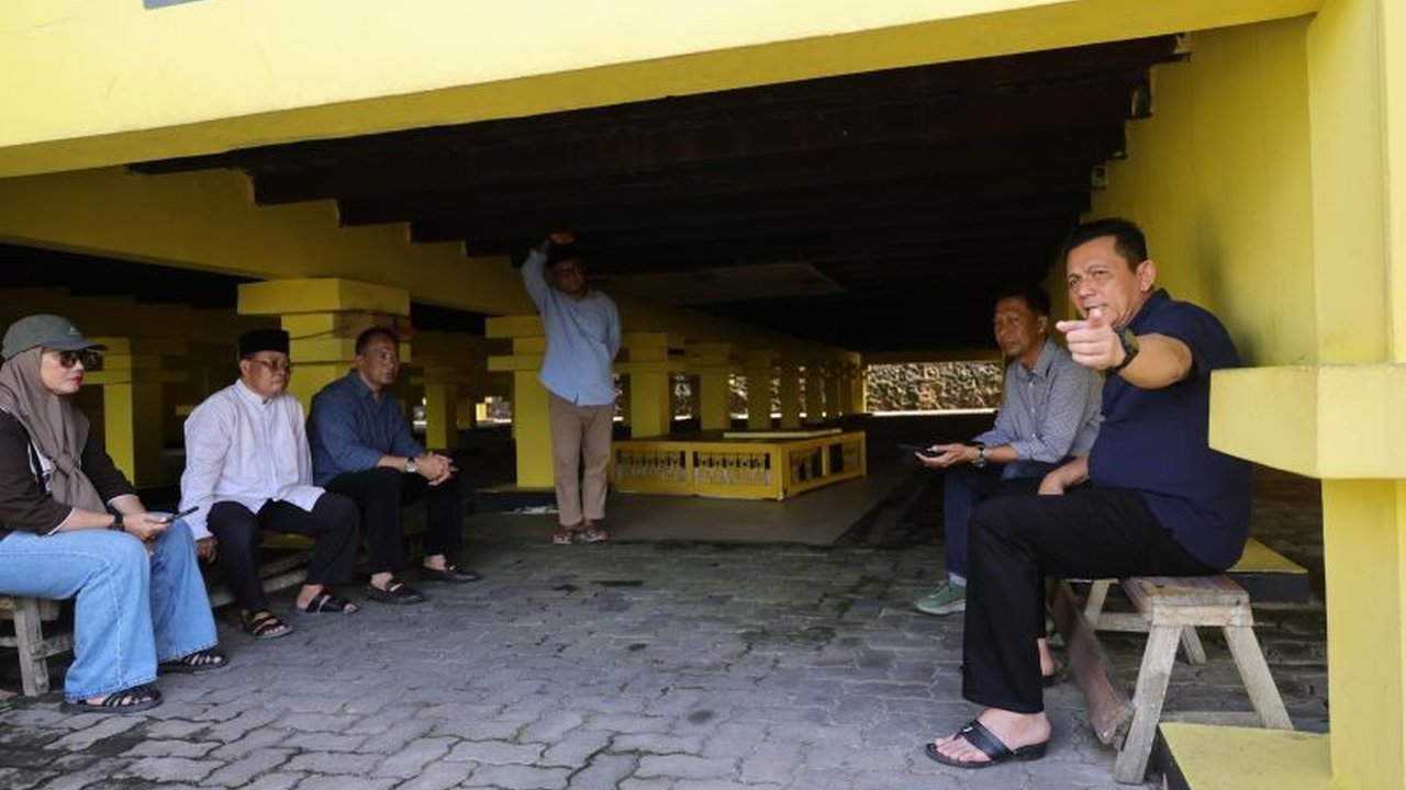 Gubernur Kepri, Ansar Ahmad, berkomitmen melanjutkan revitalisasi Pulau Penyengat dengan fokus pada perbaikan infrastruktur dan situs bersejarah, termasuk jalan, masjid, dan makam, guna meningkatkan daya tarik wisata dan melestarikan nilai sejarah.