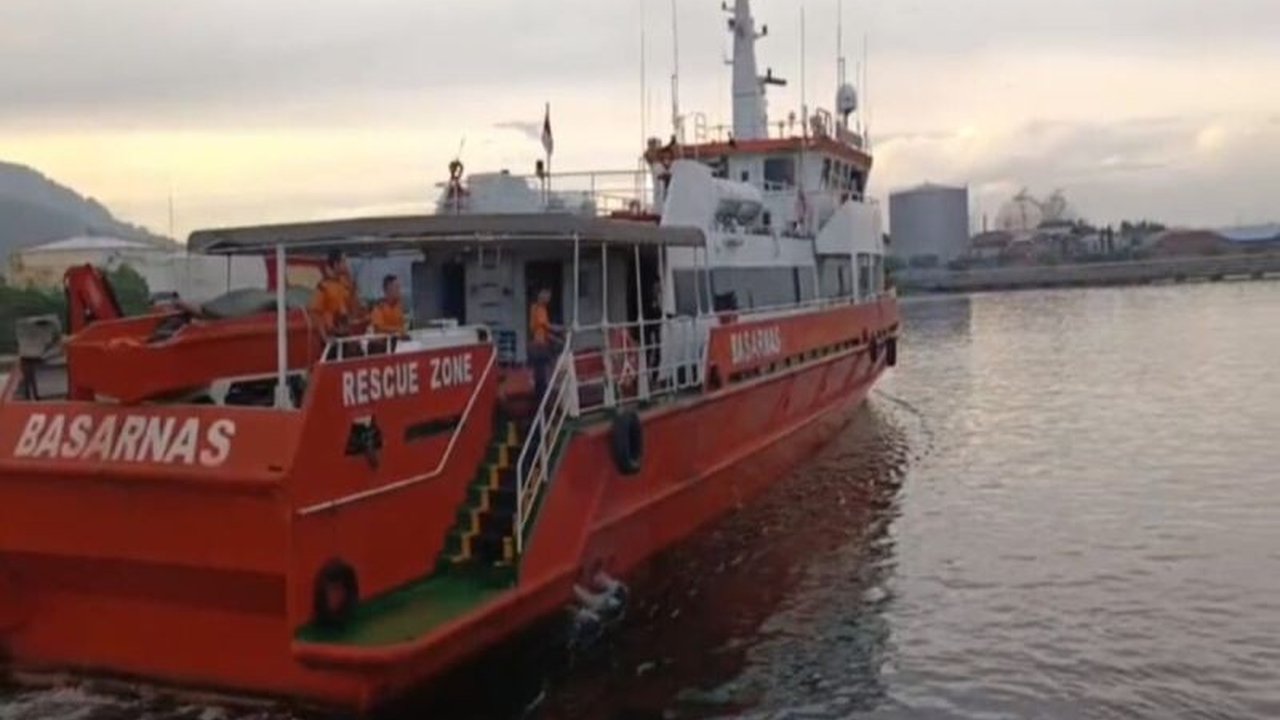 Basarnas Lampung melakukan patroli laut di Selat Sunda untuk mengantisipasi potensi kecelakaan laut selama arus mudik Lebaran 2025 dan memastikan keselamatan pemudik.