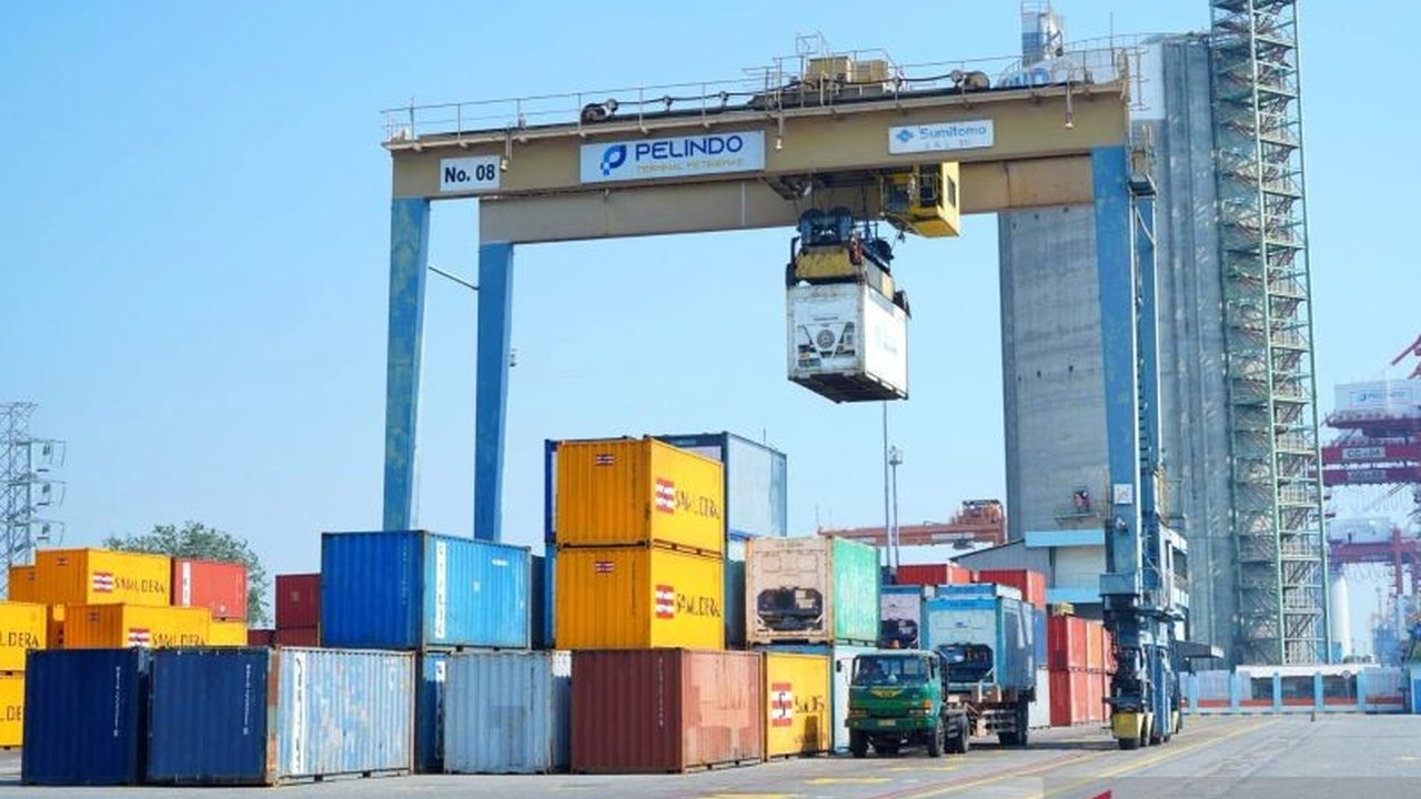 PT Terminal Teluk Lamong (TTL) memastikan kelancaran arus barang selama Lebaran 2025 dengan berbagai strategi, termasuk pemantauan aktif dan koordinasi dengan berbagai pihak terkait.