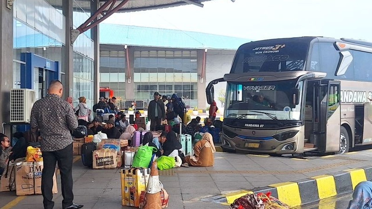 Jelang Lebaran, Terminal Pulo Gebang mencatat 16 bus tak laik jalan karena kekurangan APAR, sabuk pengaman, hingga pintu darurat, berdampak pada ribuan pemudik.