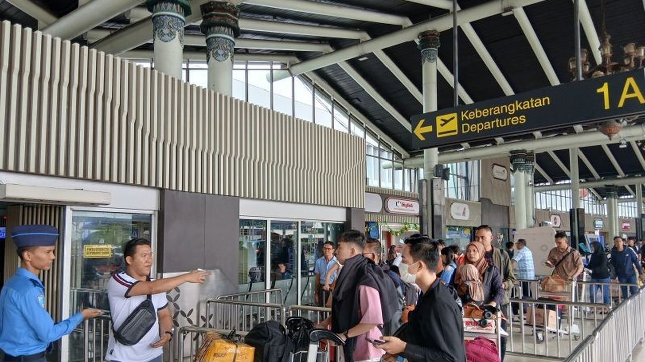 Bandara Soekarno-Hatta catat rekor pergerakan penumpang hingga 173.854 orang pada puncak arus mudik Lebaran 2025, melampaui prediksi awal.