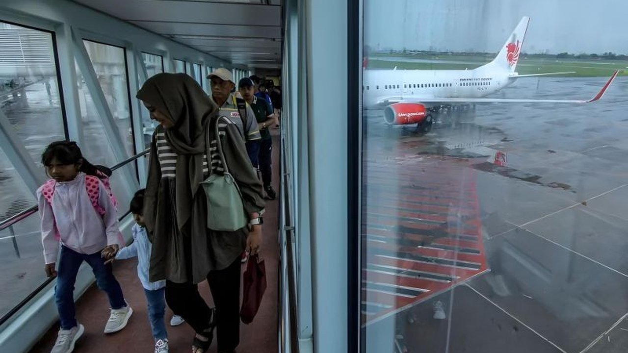 Sebanyak 32 penerbangan dari Bandara Juanda Surabaya ke Bandara Ngurah Rai Bali dihentikan sementara selama 24 jam pada Hari Raya Nyepi, bertepatan dengan libur Lebaran, sehingga menyebabkan peningkatan jumlah penumpang di Bandara Juanda.