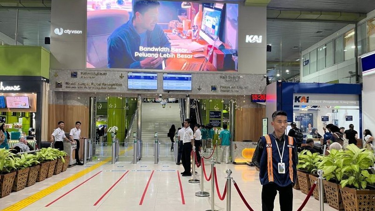 H-3 Lebaran, Stasiun Gambir dipadati 21.580 pemudik yang memanfaatkan 45 perjalanan kereta api jarak jauh, melampaui kapasitas kursi yang tersedia.