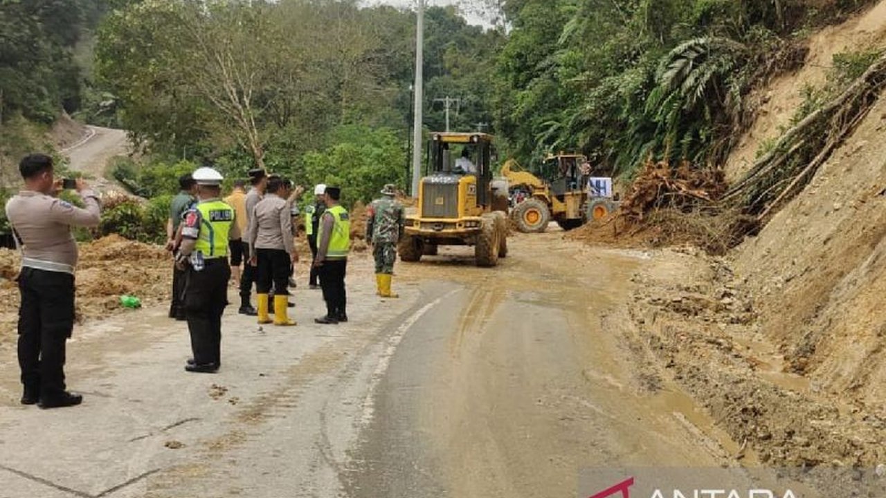 Setelah sempat terputus akibat longsor di Desa Hutabarat, Taput, akses jalan lintas Kabupaten Tapanuli Utara menuju Tapanuli Selatan kini telah kembali dibuka berkat kerja cepat tim gabungan.