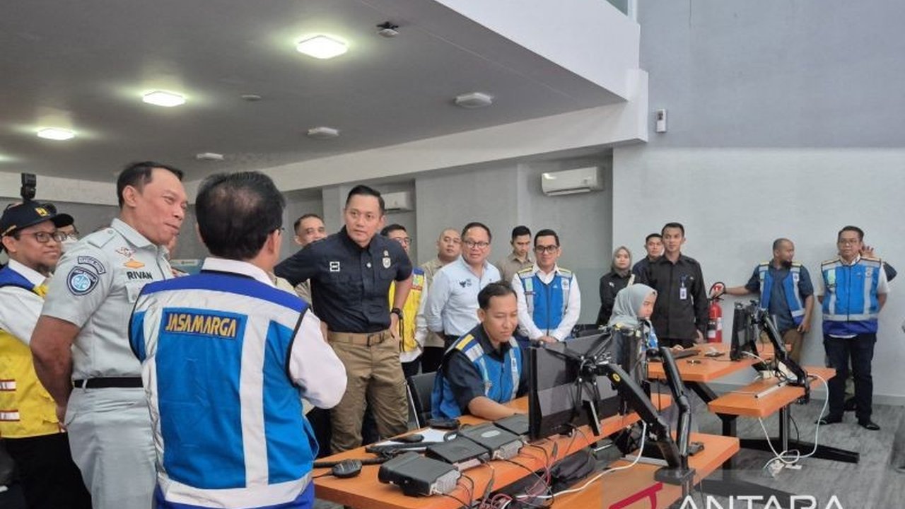 Menko Infrastruktur Agus Harimukti Yudhoyono meninjau posko pemantauan mudik di JMTC Jatiasih, Bekasi; arus mudik Lebaran 2024 terpantau lancar dan aman berkat kerja sama lintas kementerian.